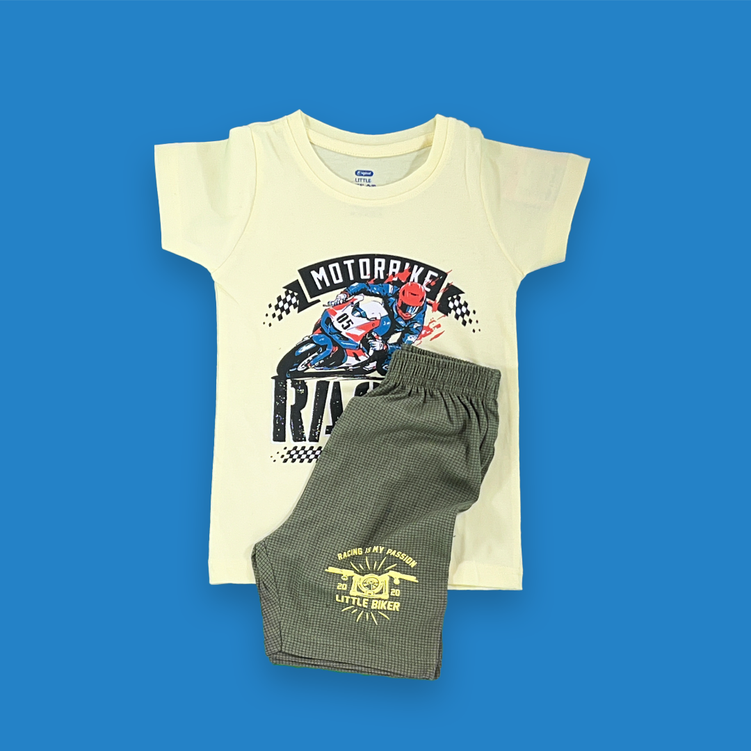 लड़कों के लिए मोटर बाइक रेसर प्रिंट टी-शर्ट और शॉर्ट्स सेट