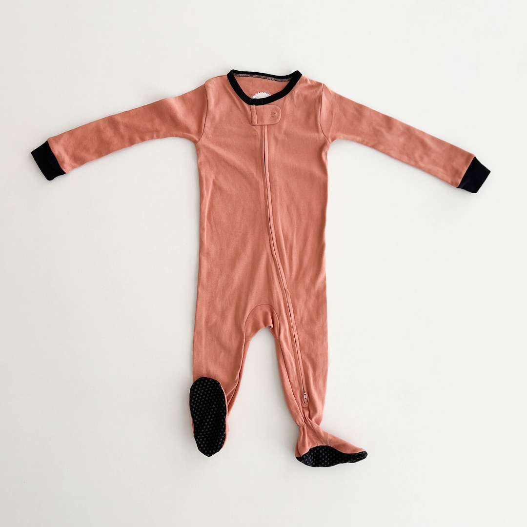 CINNAMON PLAIN SLEEPSUIT