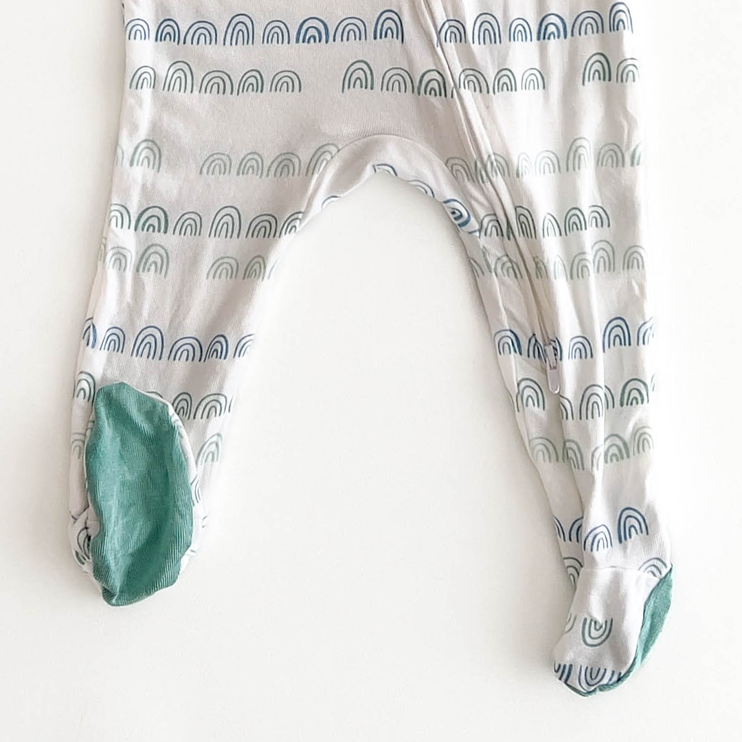 BLUE AND GREEN RAINBOW PATTERNED SLEEPSUIT