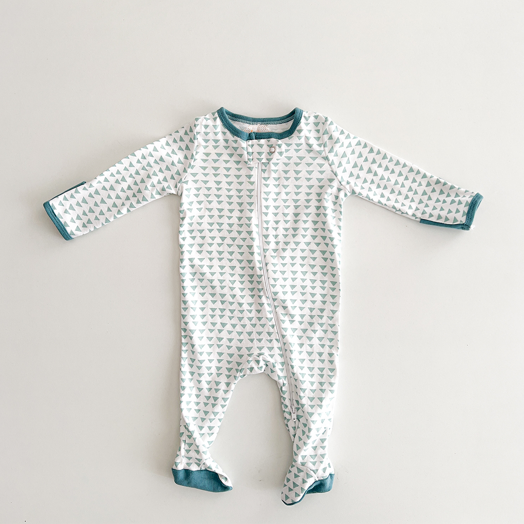 TRIANGLE PRINTED SLEEPSUIT