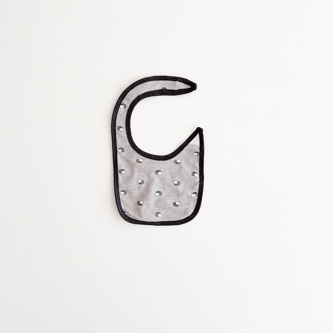 GREY PRINTED ROUND BIBS