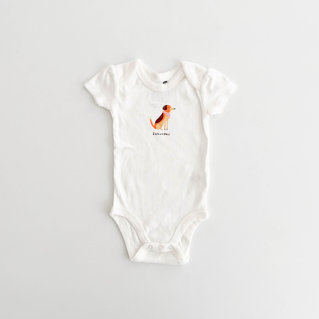 SATURDAY PRINT WHITE ONESIE