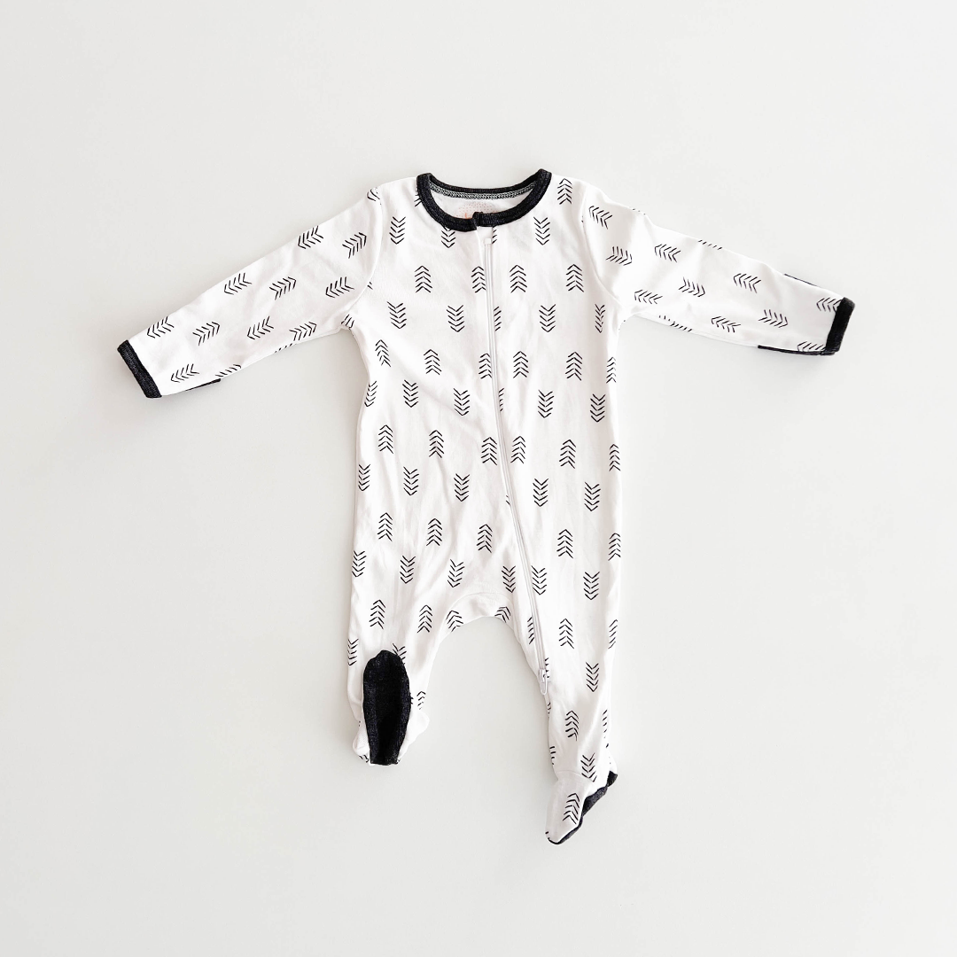 BLACK AND WHITE PRINTED SLEEPSUIT