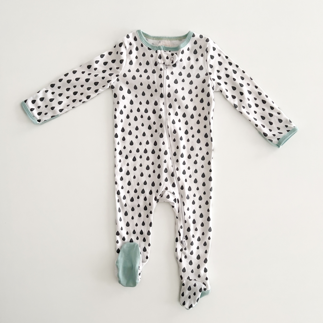 BLACK DROPLET PRINTED WHITE SLEEPSUIT