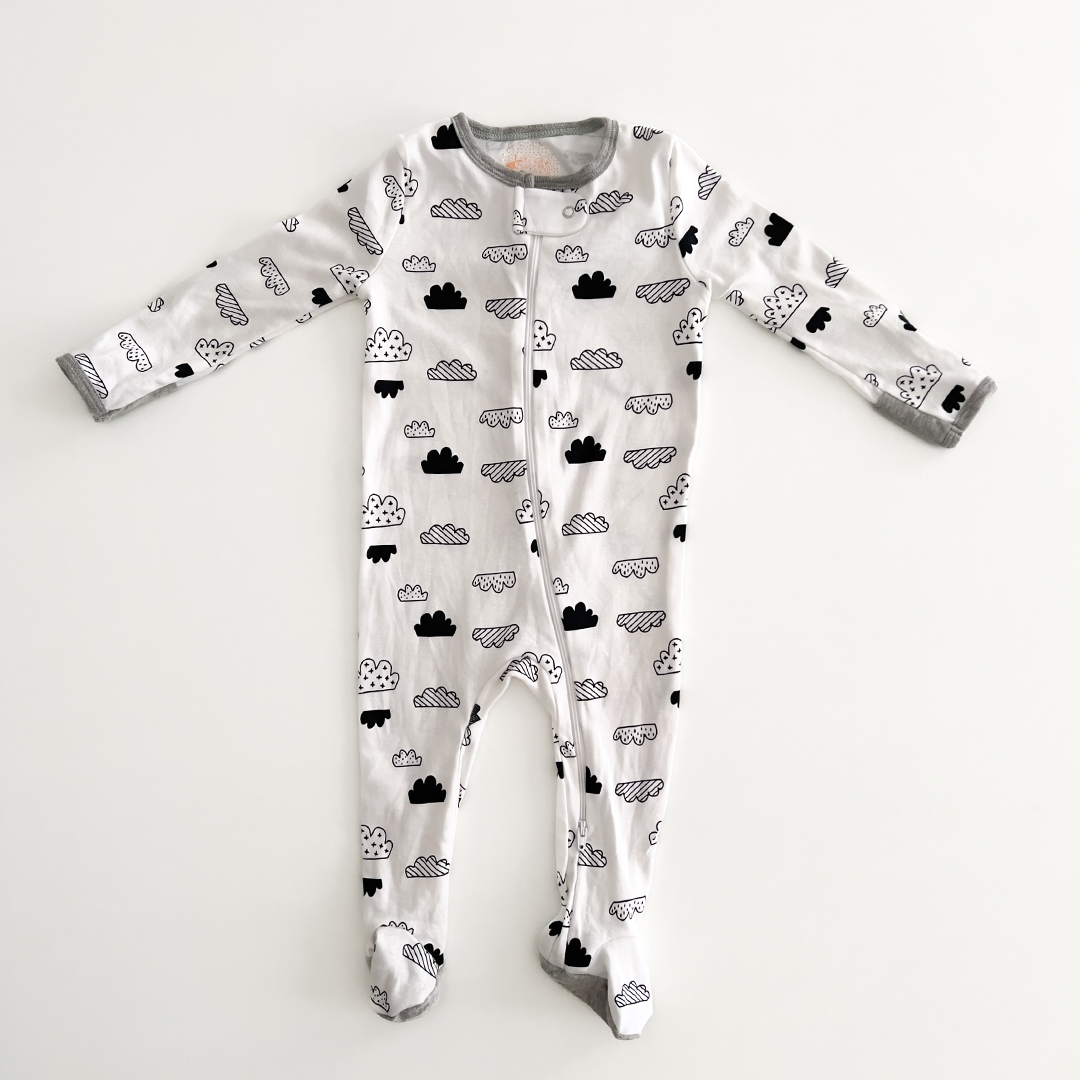 BLACK AND WHITE CLOUD PRINT SLEEPSUIT