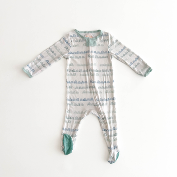 BLUE AND GREEN RAINBOW PATTERNED SLEEPSUIT