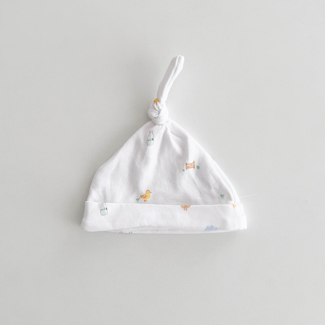 WHITE PRINTED KNOT CAP