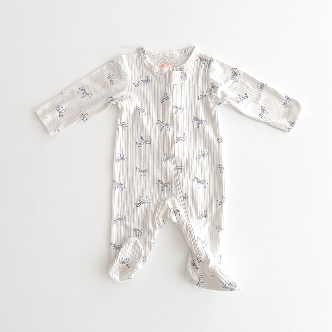 ZEBRA PATTERNED RIBBED WHITE SLEEPSUIT