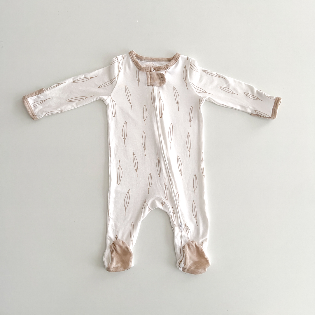 BEIGE AND WHITE LEAF PRINT SLEEPSUIT