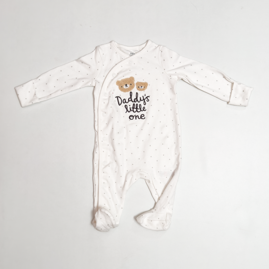 BEAR WHITE STAR PRINTED SLEEPSUIT