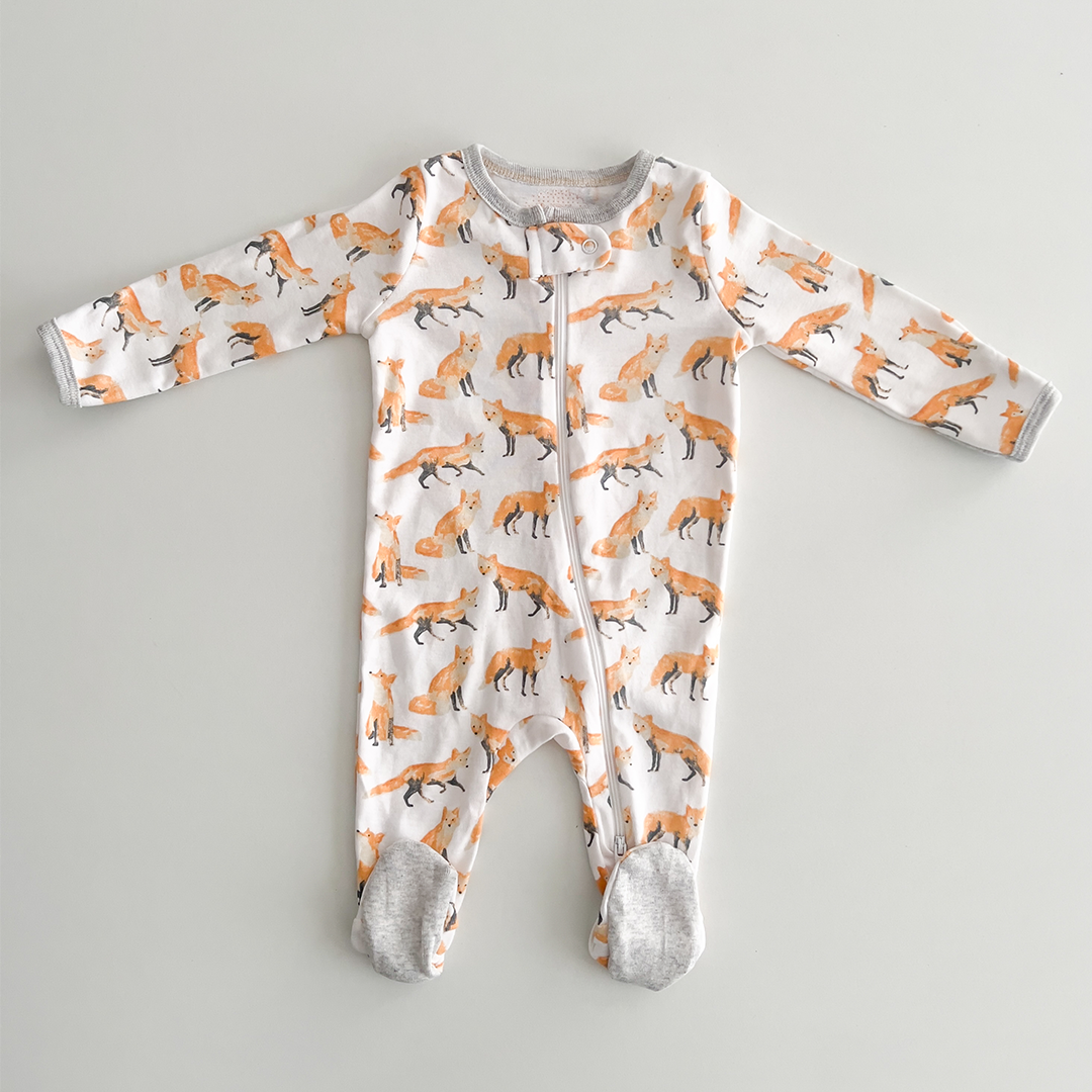 DEXTER FOX PATTERNED SLEEPSUIT
