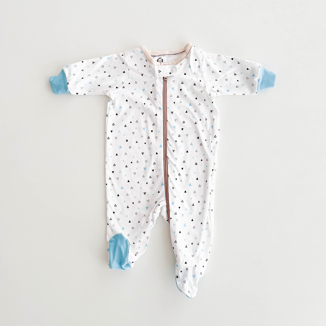 TRIANGULAR PRINTED SLEEPSUIT