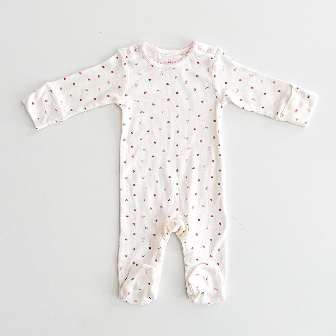 STRAWBERRY PRINTED SLEEPSUIT