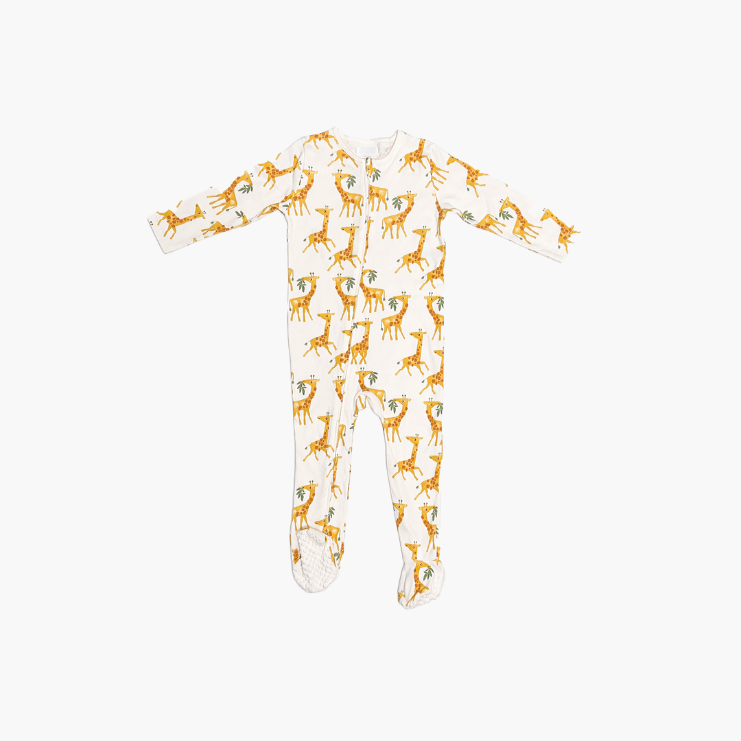 GIRAFFE PATTERNED SLEEPSUIT
