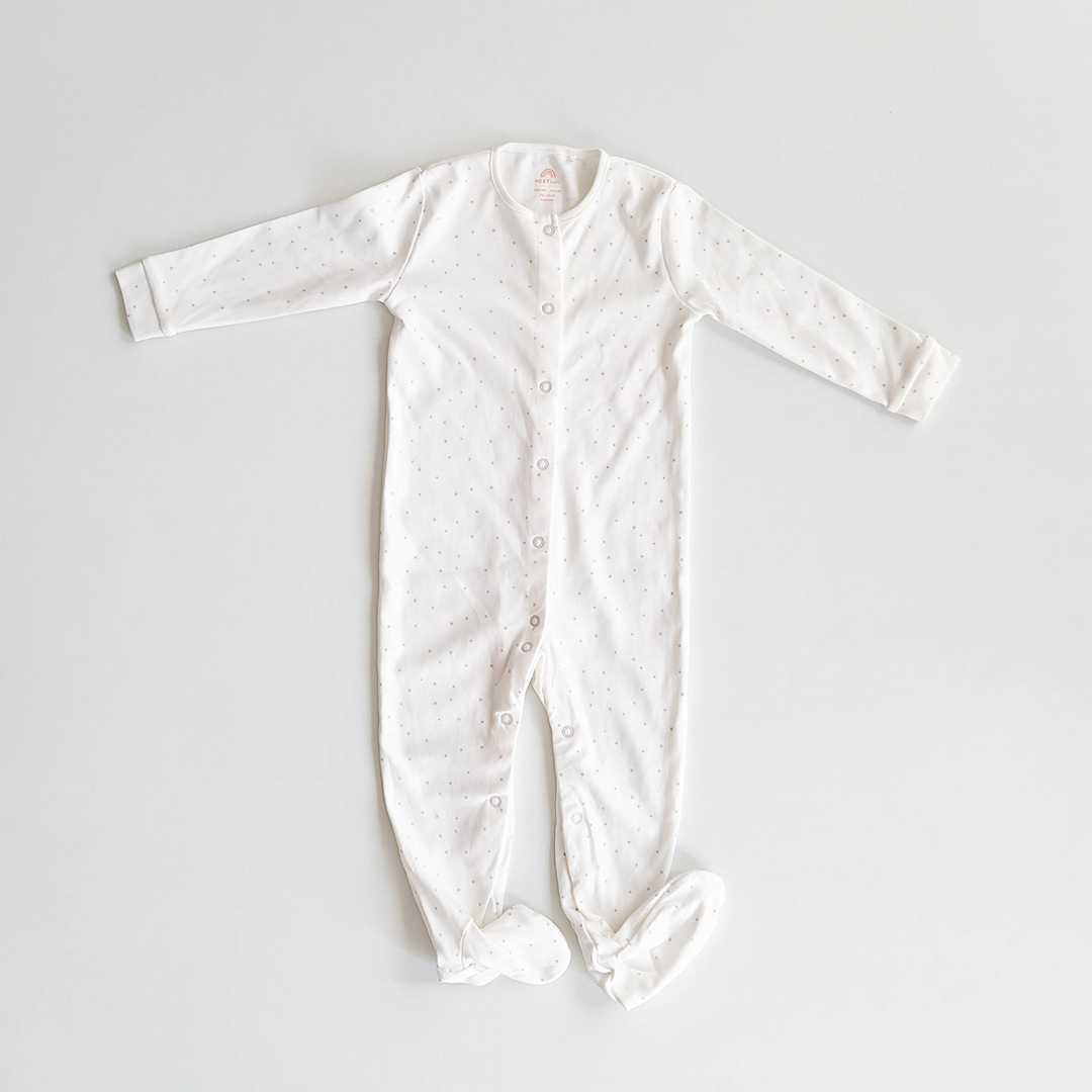 WHITE STAR PATTERNED SLEEPSUIT