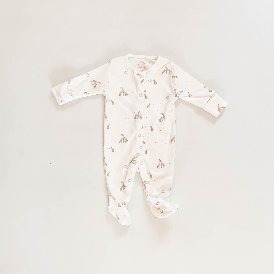 WHITE GIRAFFE PATTERNED SLEEPSUIT