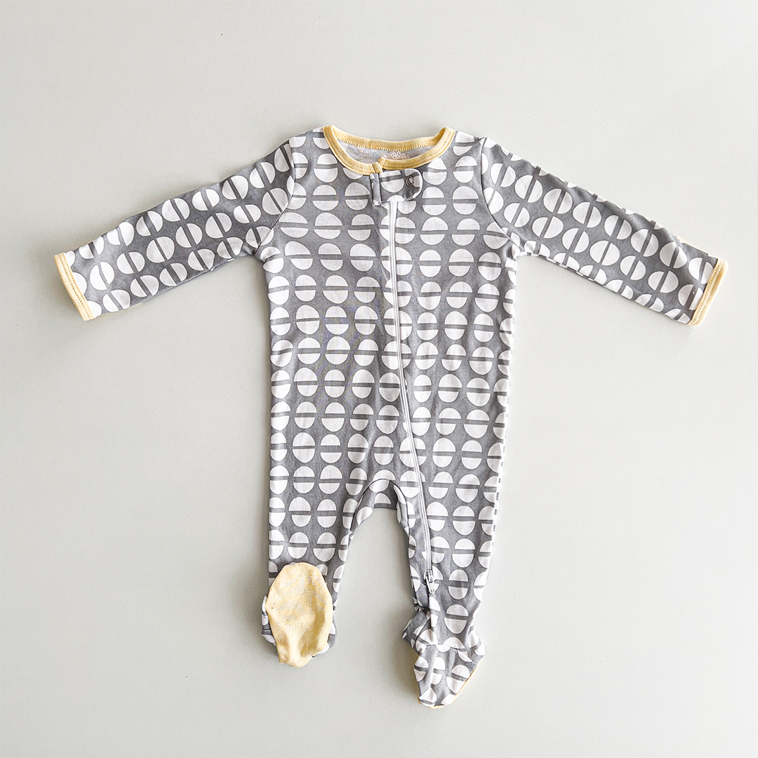 GRAY WITH WHITE CIRCLES SLEEPSUIT