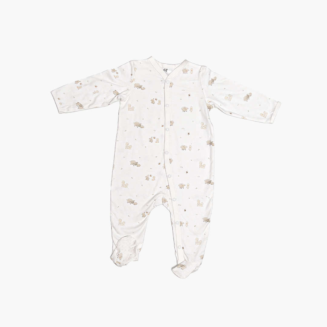 WHITE SHEEP PATTERNED SLEEPSUIT