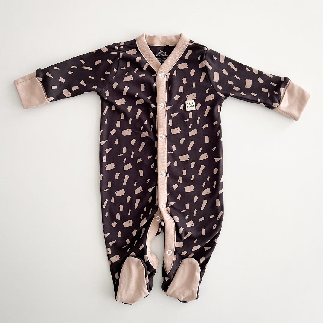 BLACK AND BEIGE PATTERNED SLEEPSUIT