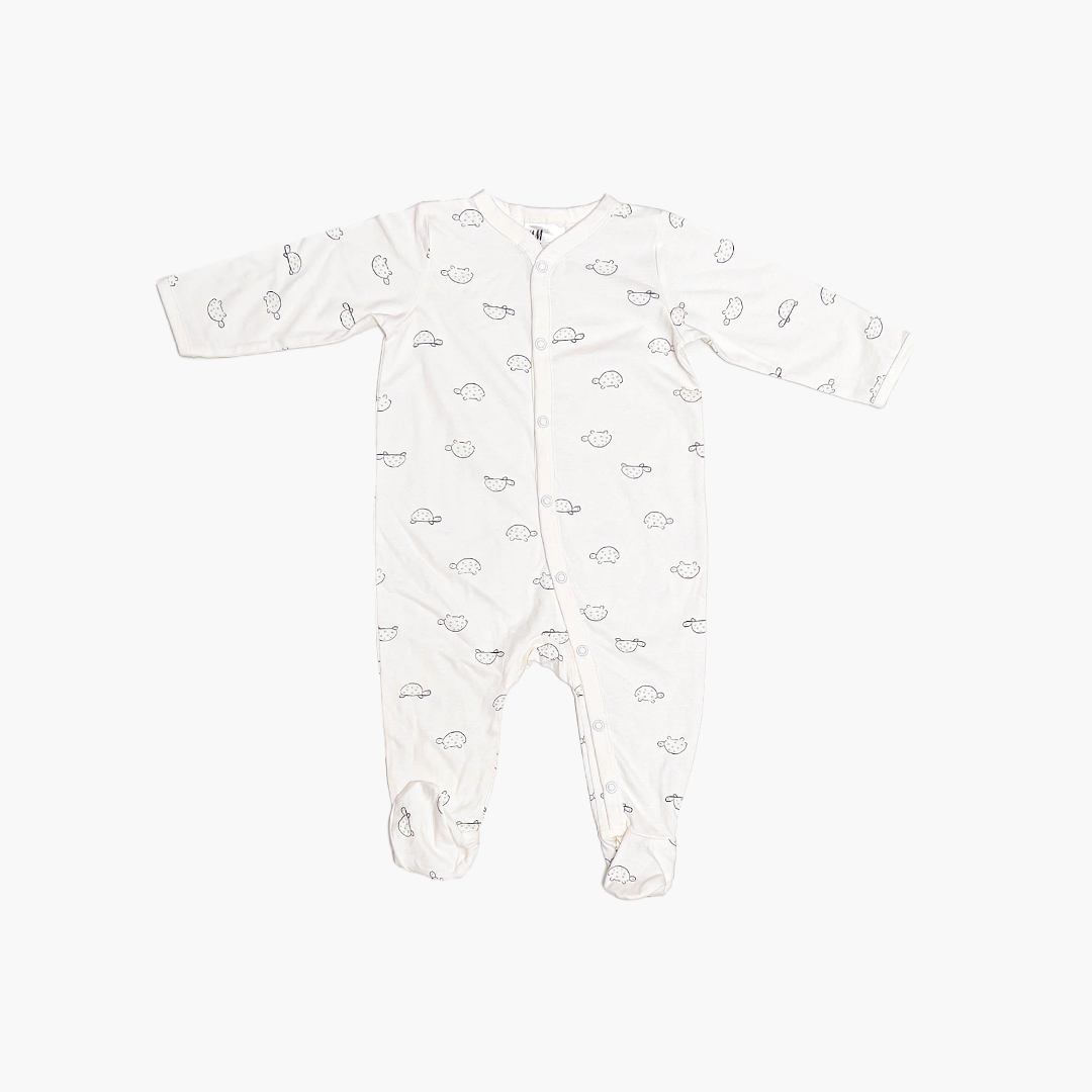 WHITE TURTLE PATTERNED SLEEPSUIT