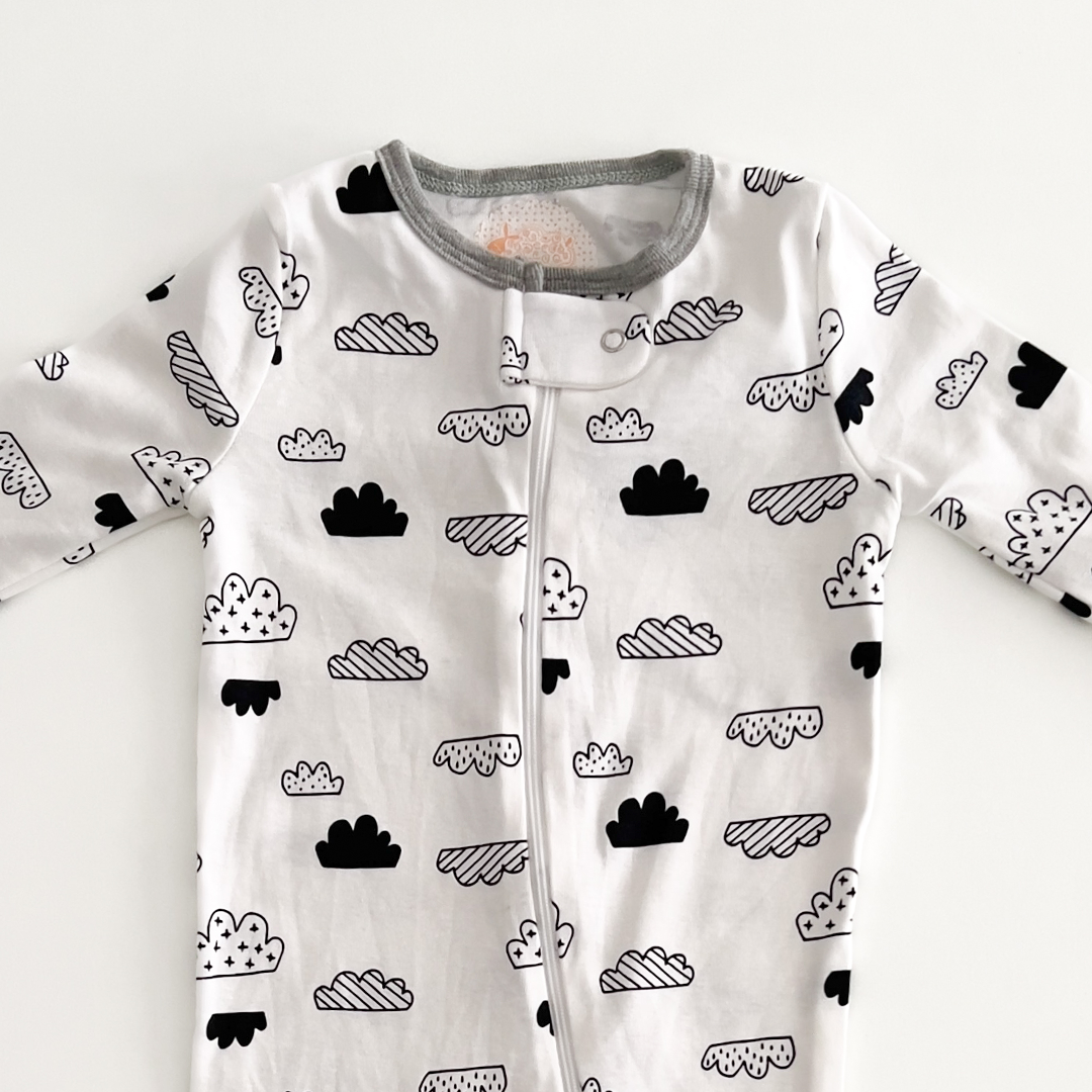 BLACK AND WHITE CLOUD PRINT SLEEPSUIT