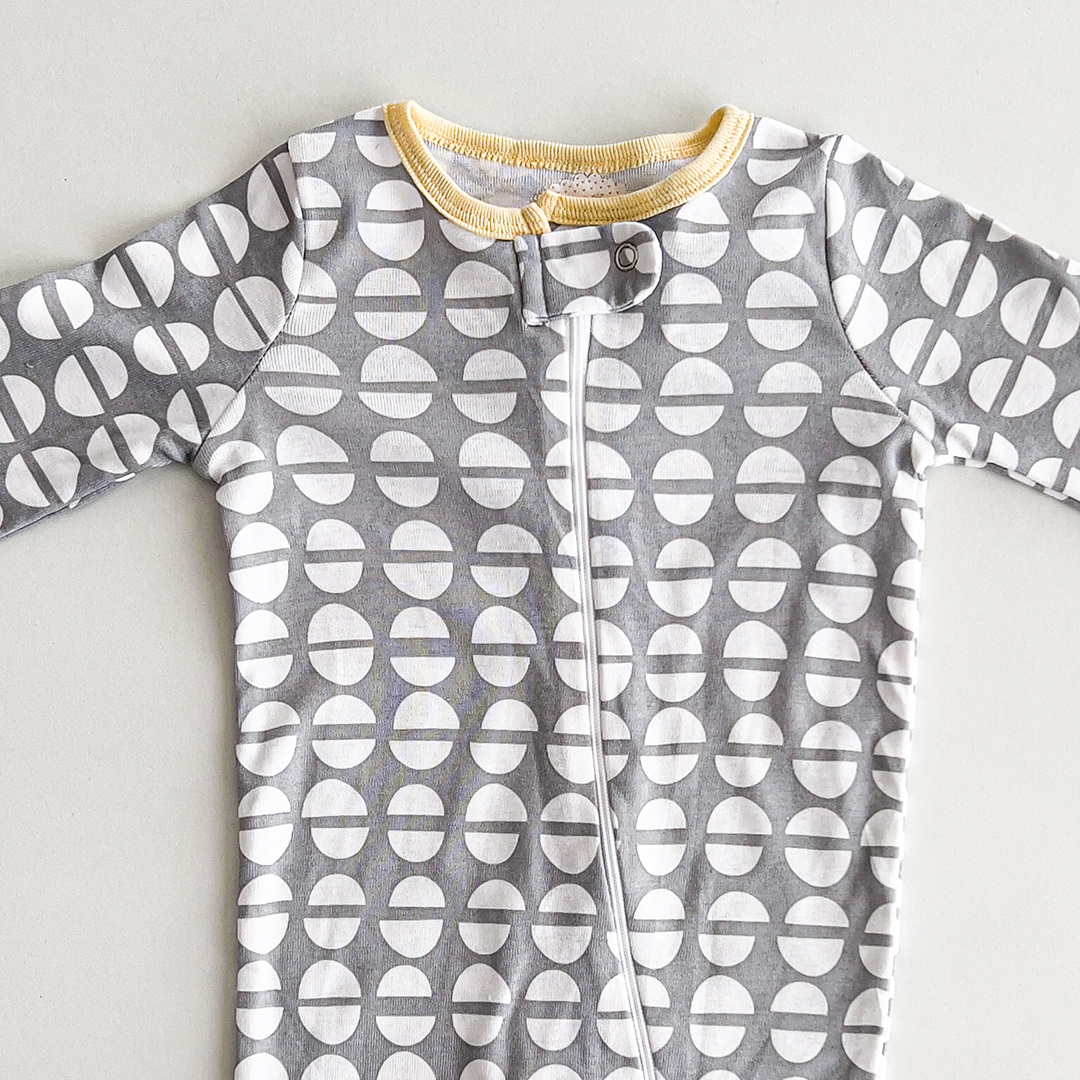 GRAY WITH WHITE CIRCLES SLEEPSUIT