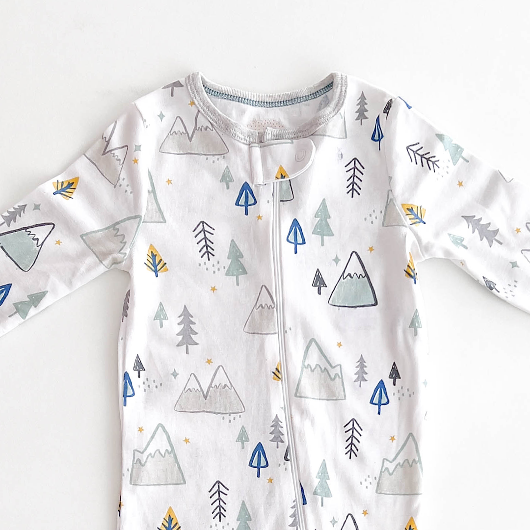 WHITE PRINTED SLEEPSUIT