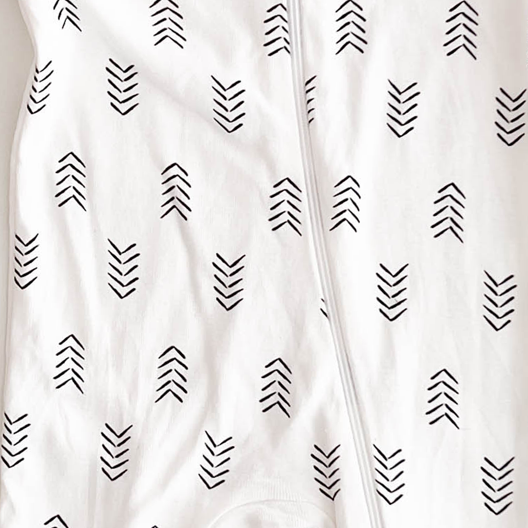 BLACK AND WHITE PRINTED SLEEPSUIT