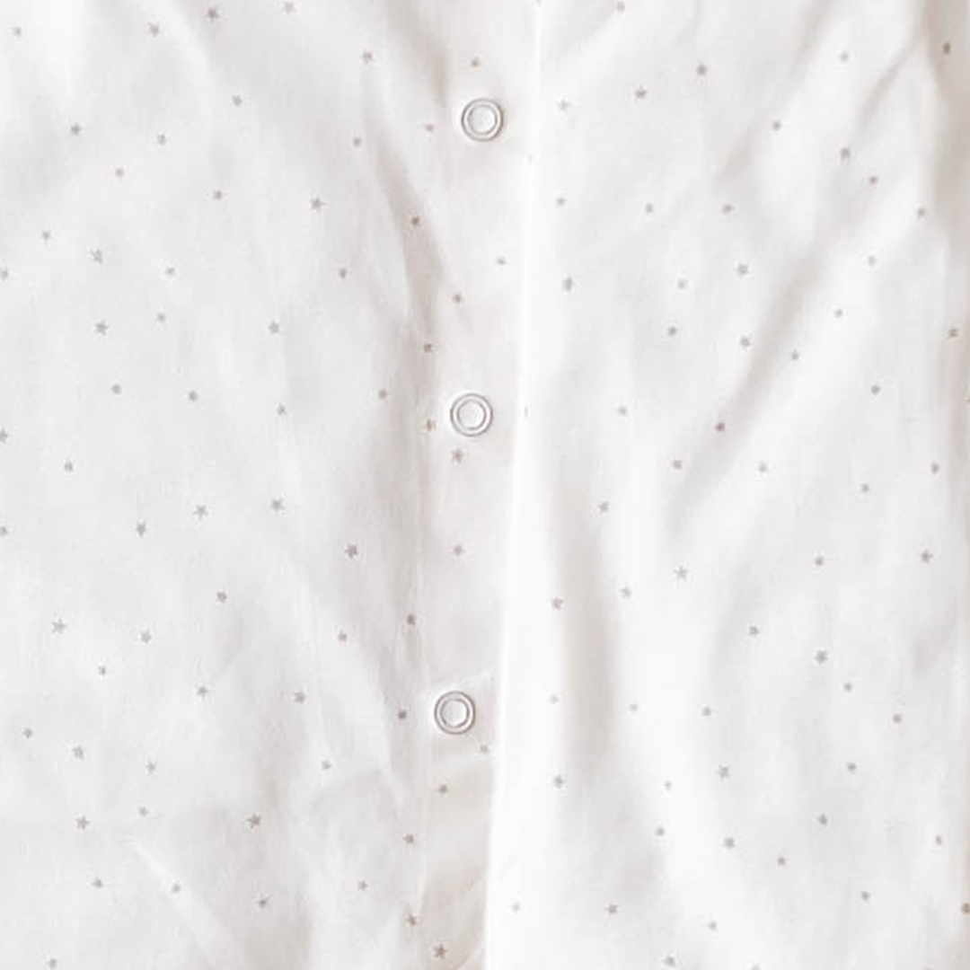 WHITE STAR PATTERNED SLEEPSUIT