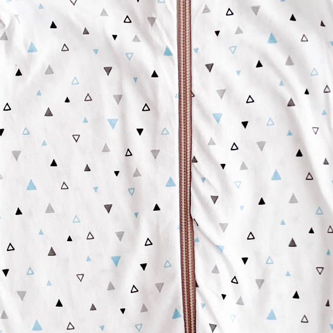 TRIANGULAR PRINTED SLEEPSUIT