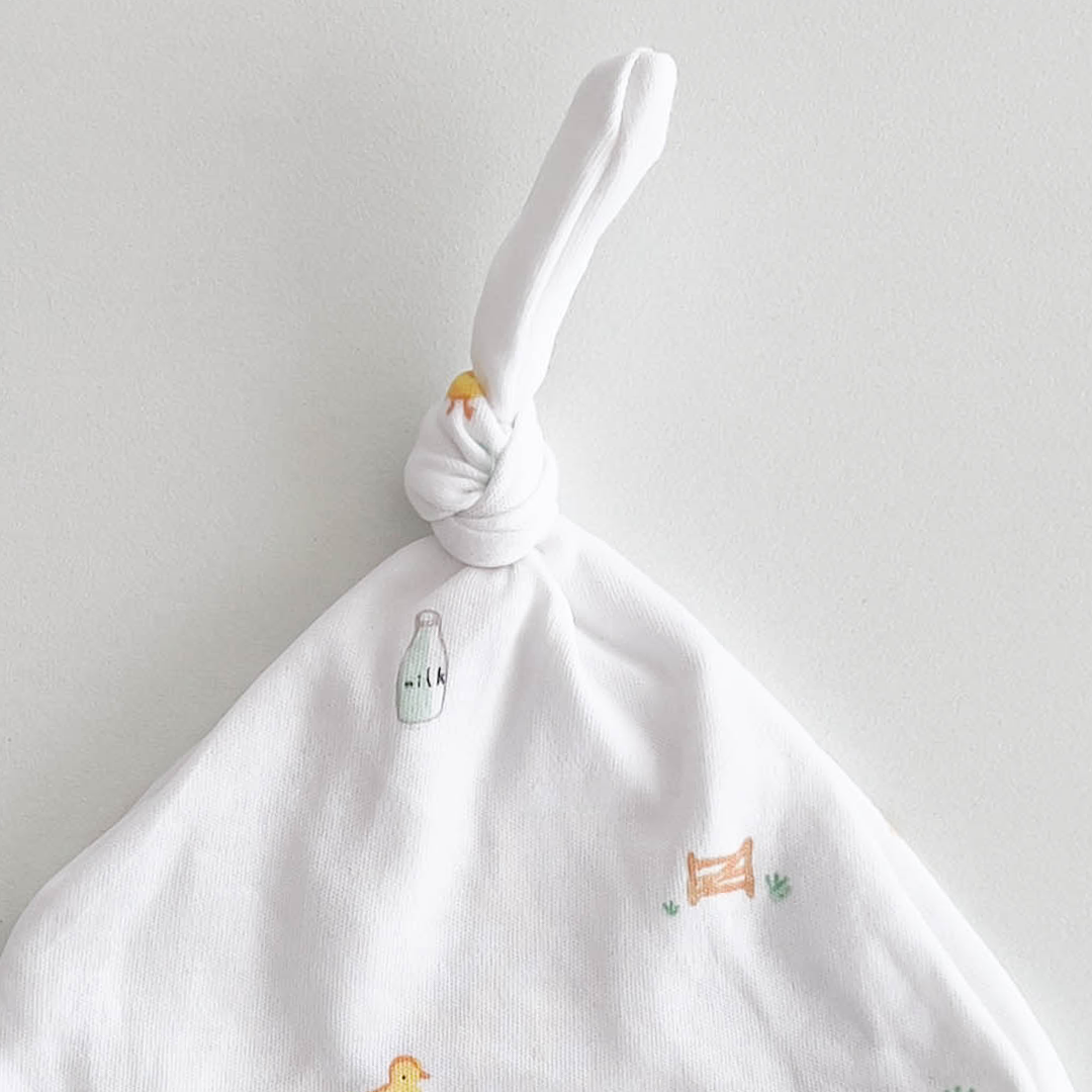 WHITE PRINTED KNOT CAP