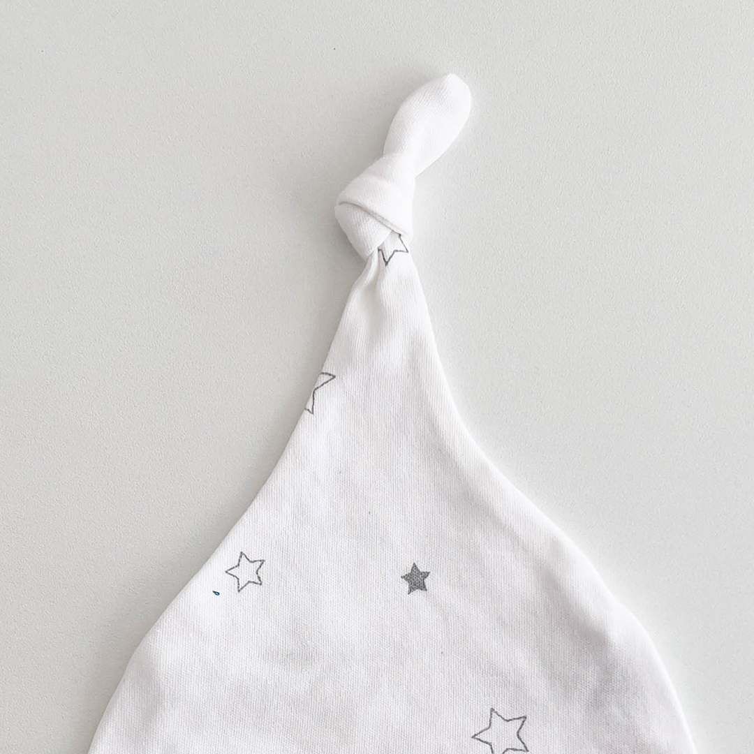 STAR PRINTED KNOTED CAP