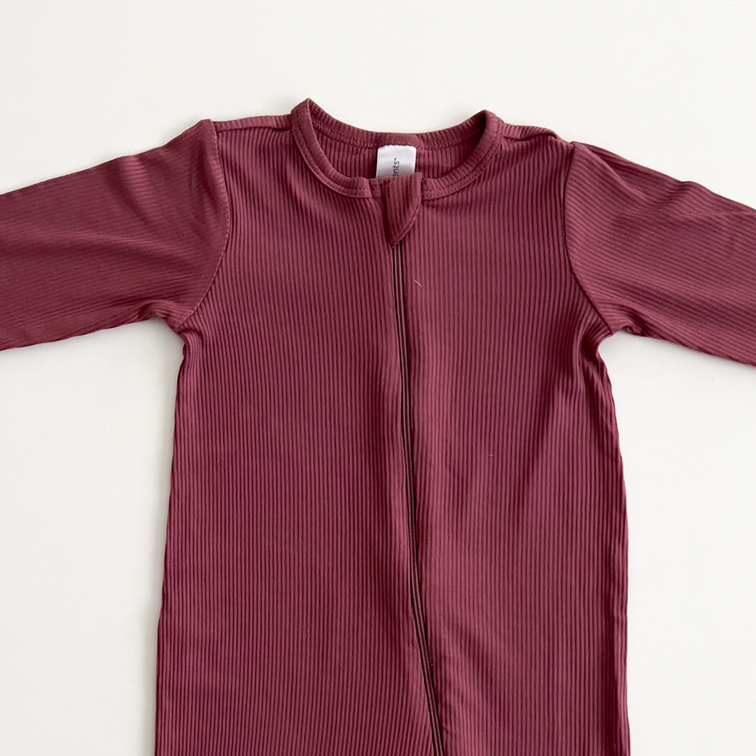 WINE COLORED RIBBED SLEEPSUIT