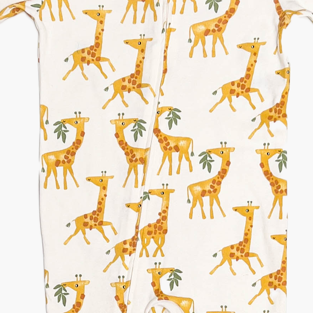 GIRAFFE PATTERNED SLEEPSUIT