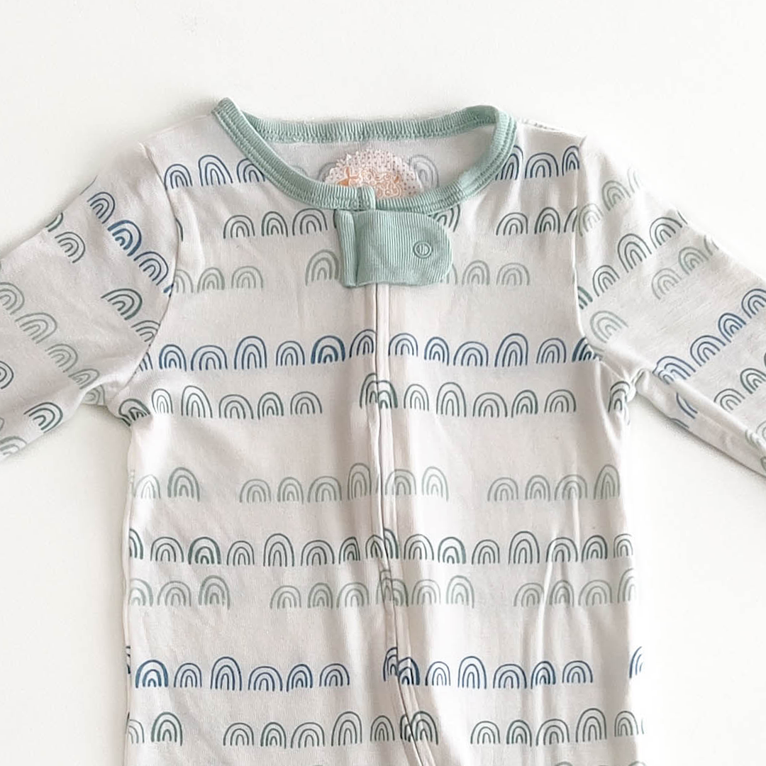 BLUE AND GREEN RAINBOW PATTERNED SLEEPSUIT