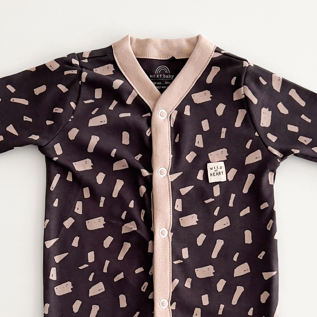 BLACK AND BEIGE PATTERNED SLEEPSUIT