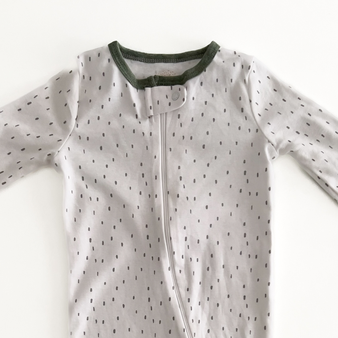 GG GREY AND WHITE PATTERNED SLEEPSUIT