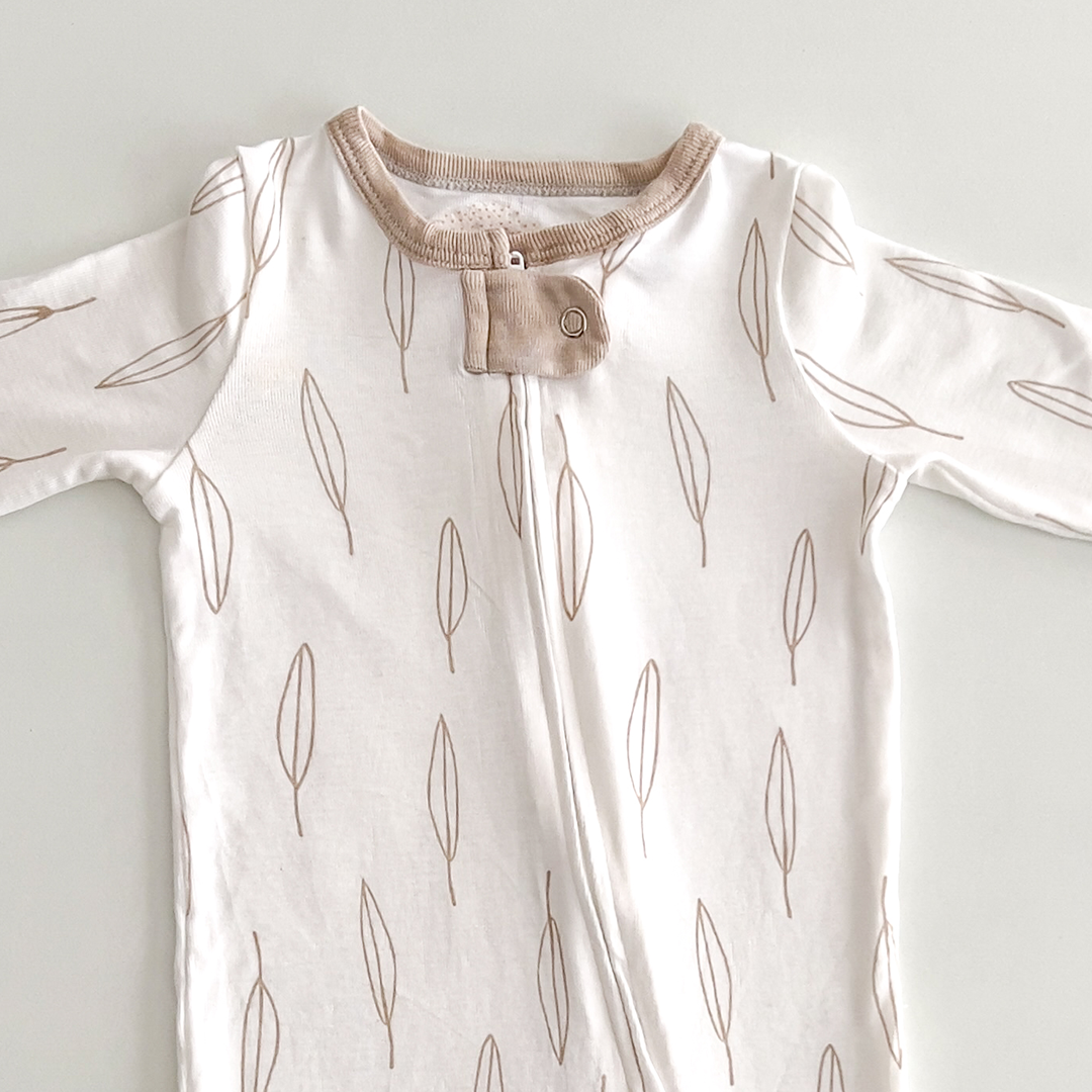 BEIGE AND WHITE LEAF PRINT SLEEPSUIT