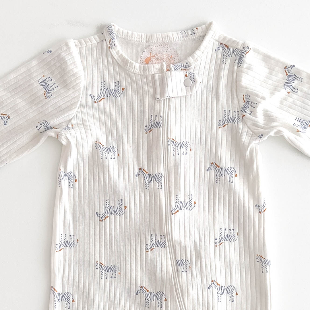 ZEBRA PATTERNED RIBBED WHITE SLEEPSUIT