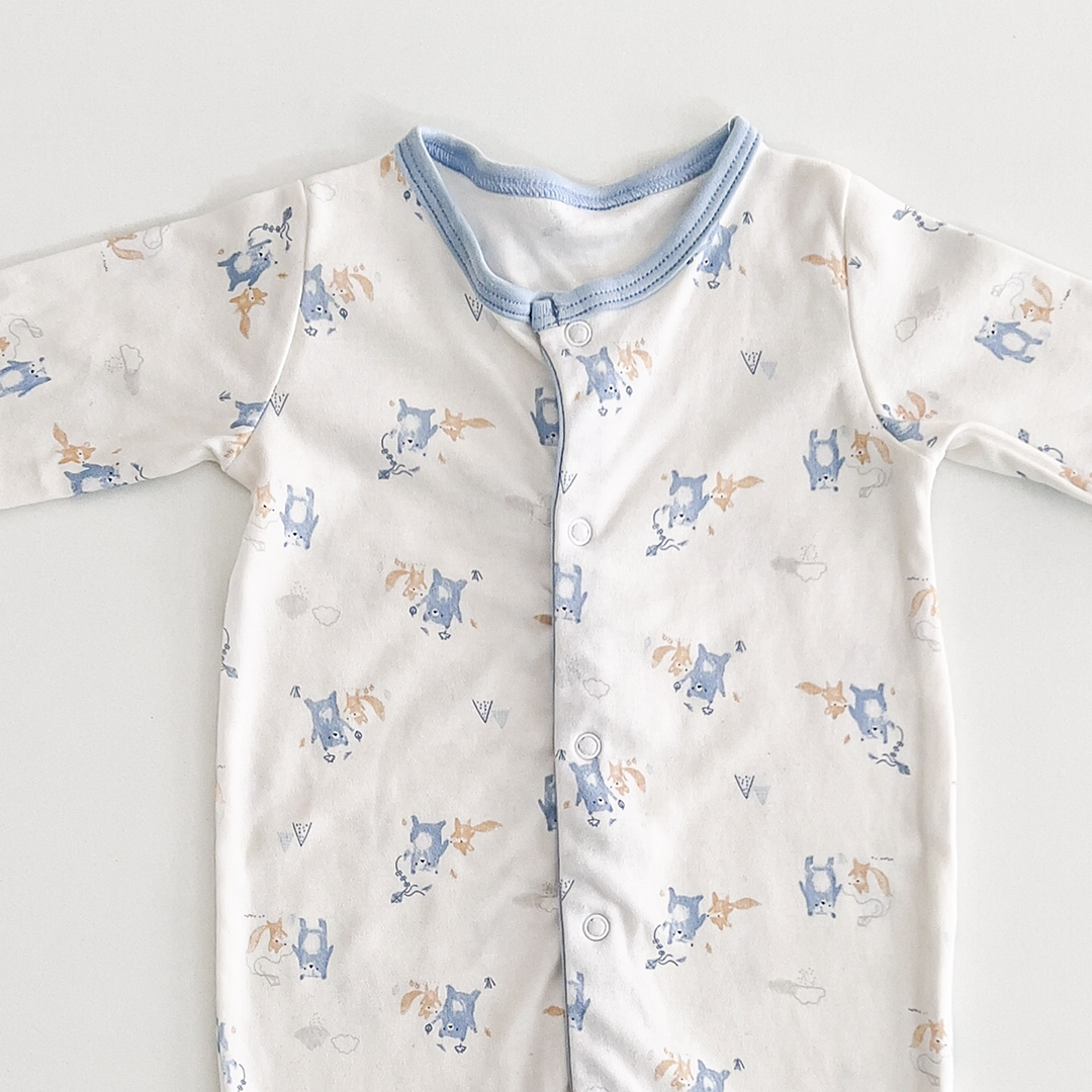 BLUE AND WHITE ANIMAL PRINT SLEEPSUIT