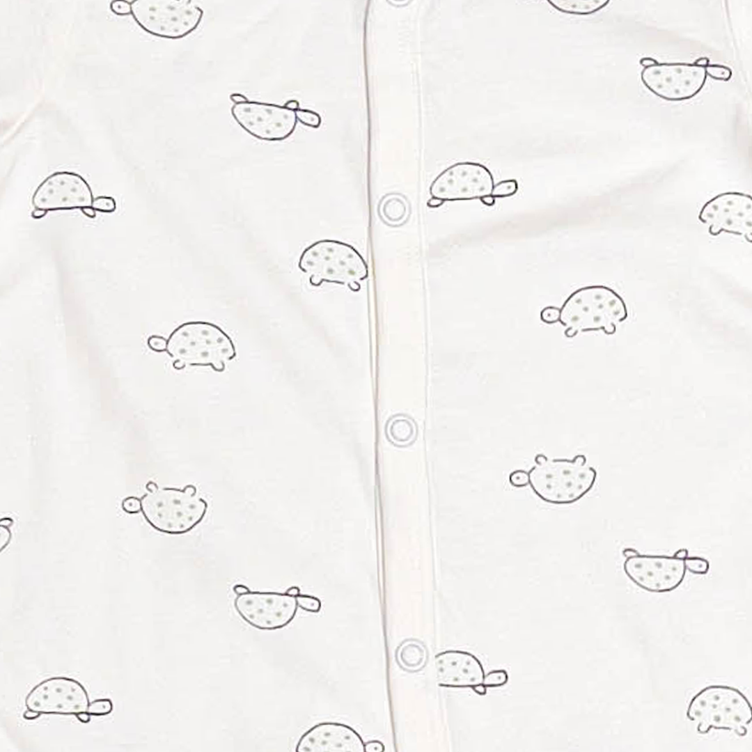 WHITE TURTLE PATTERNED SLEEPSUIT