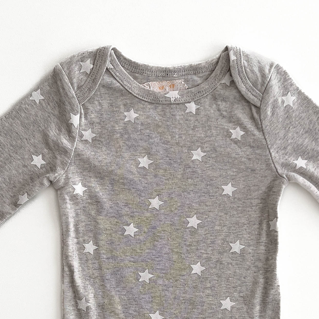 GREY STAR PATTERNED ONESIE