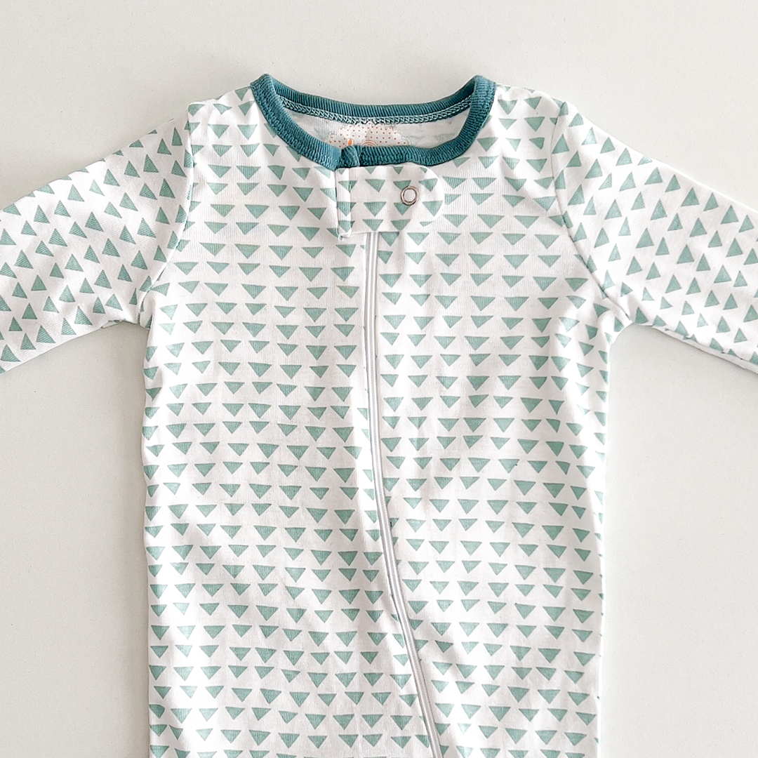 TRIANGLE PRINTED SLEEPSUIT