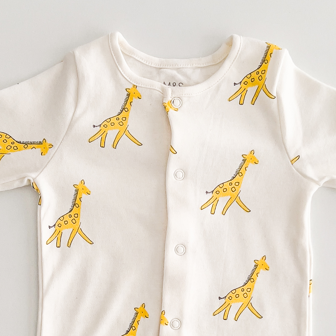 YELLOW GIRAFFE PRINTED SLEEPSUIT