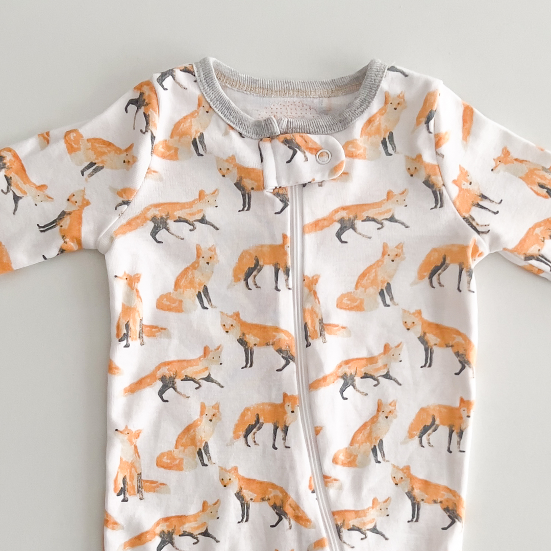 DEXTER FOX PATTERNED SLEEPSUIT