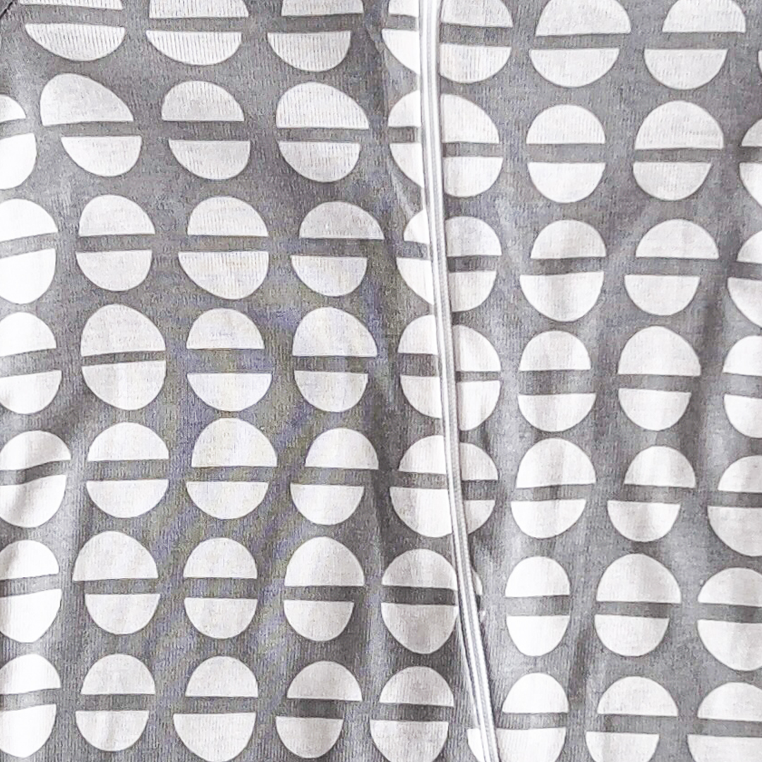 GRAY WITH WHITE CIRCLES SLEEPSUIT