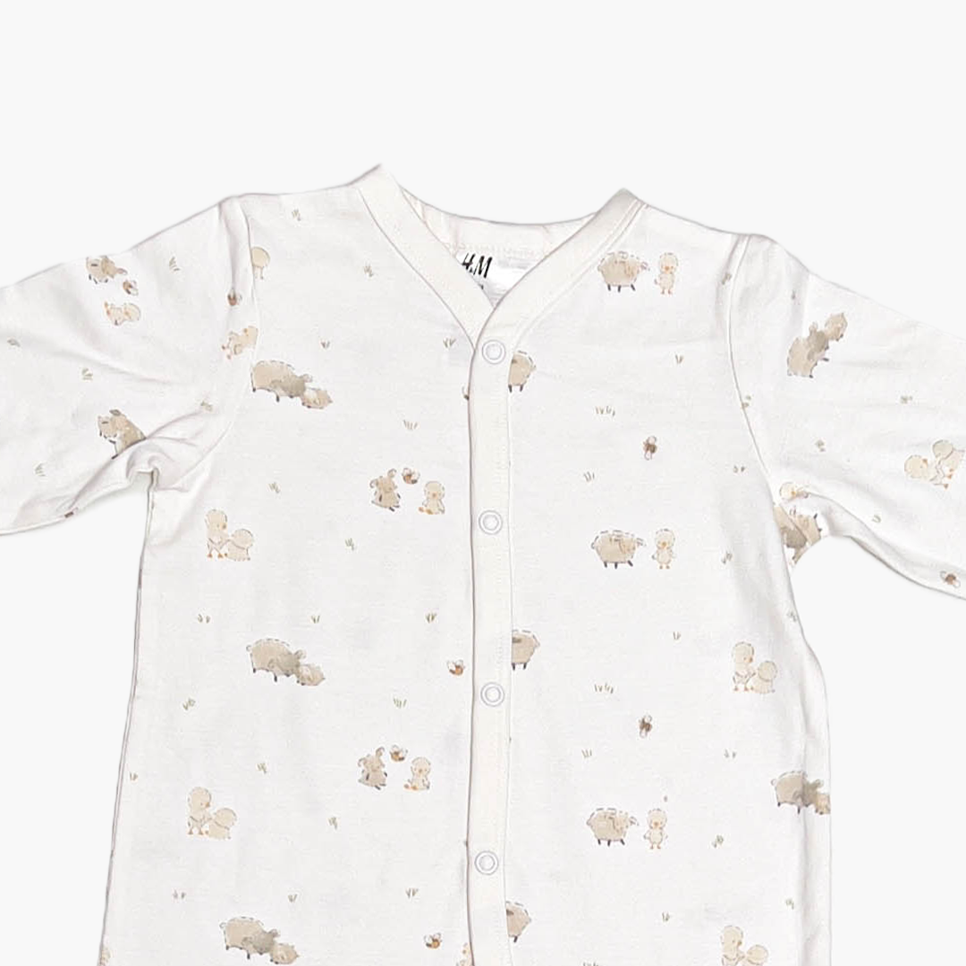 WHITE SHEEP PATTERNED SLEEPSUIT