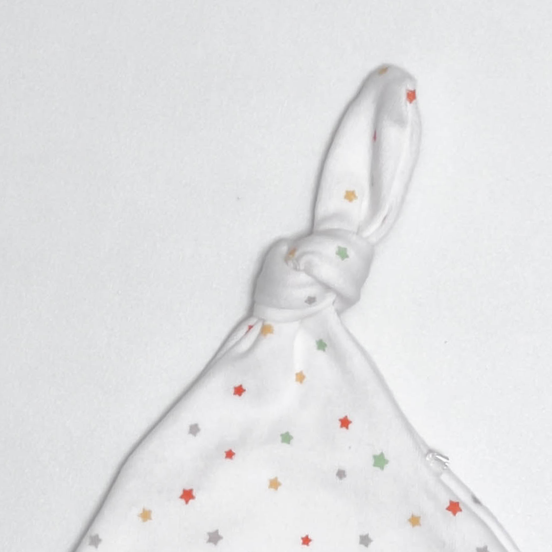 STAR PRINTED KNOTED CAP