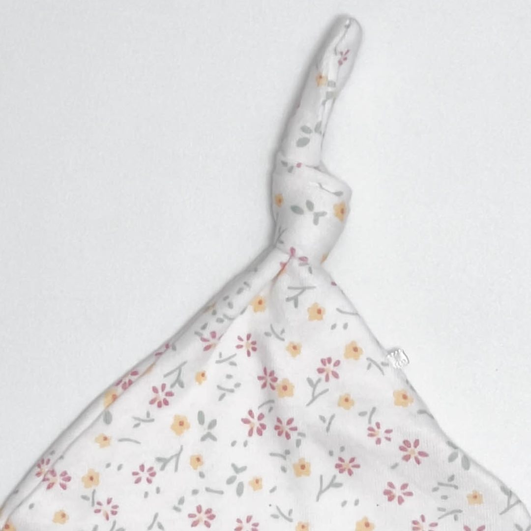 WHITE FLORAL PRINTED KNOTED CAP