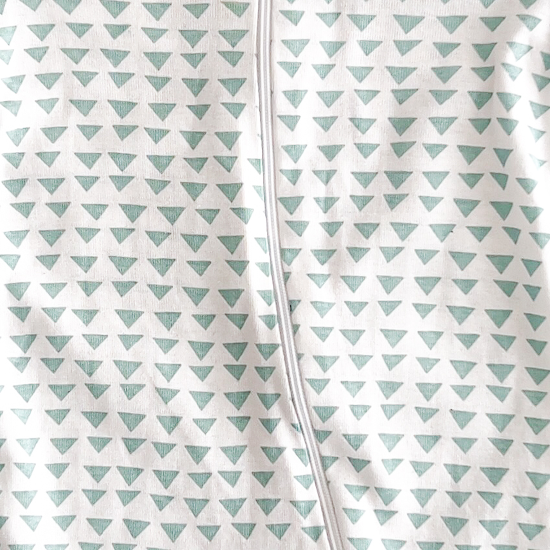 TRIANGLE PRINTED SLEEPSUIT